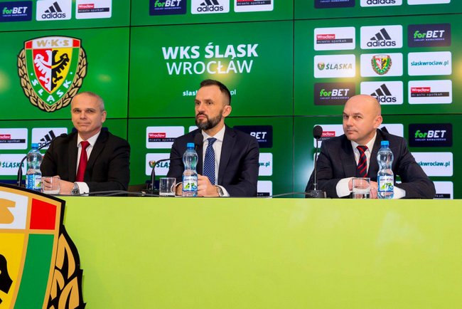 Od lewej: trener Śląska Vitezslav Lavicka, prezes WKS-u Piotr Waśniewski i wiceprezes Wojciech Bochnak 