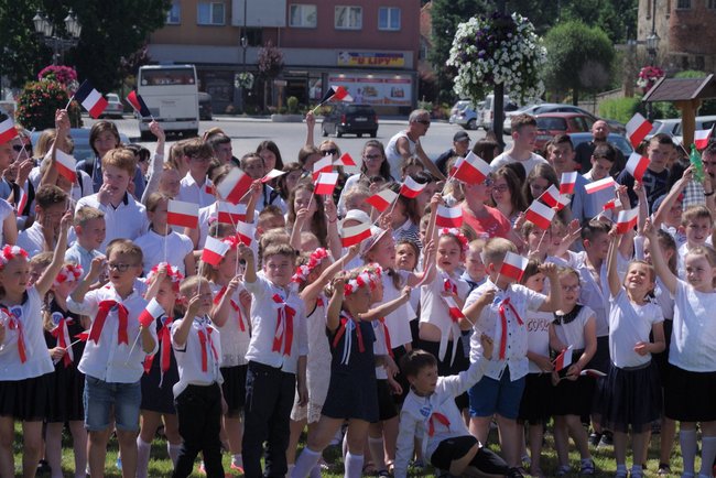 Młodzi strzelinianie zaśpiewali hymny Polski i Unii Europejskiej