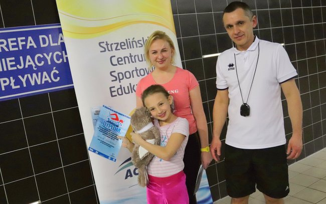 Natalia ma 9 lat i pływała prawie 6 godzin, osiągając dystans 6 km