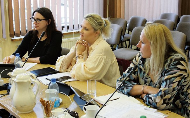 Na kwietniowej sesji Rady Powiatu Strzelińskiego najwięcej pytań miały radne (od prawej) Magdalena Krupa i Ewelina Andrzejewska-Bochnak. Obok radna Anna Horodyska