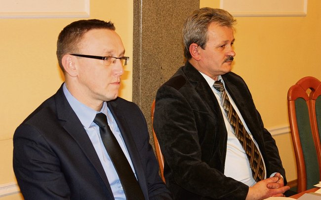 Prezes koła Stanisław Pychowski (z prawej) poruszył problem kłusownictwa. Obok wiceburmistrz Mariusz Kunysz