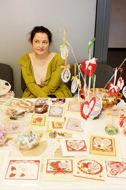Aneta Horżaniecka z Dębnik to mistrzyni prac szydełkowych i wytłaczania kartek