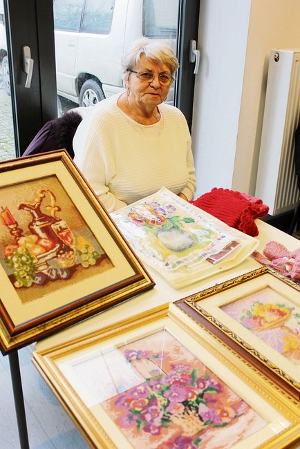 Teresa Gaworek z Ludowa Polskiego  od lat zajmuje się wyszywaniem obrazów haftem krzyżykowym
