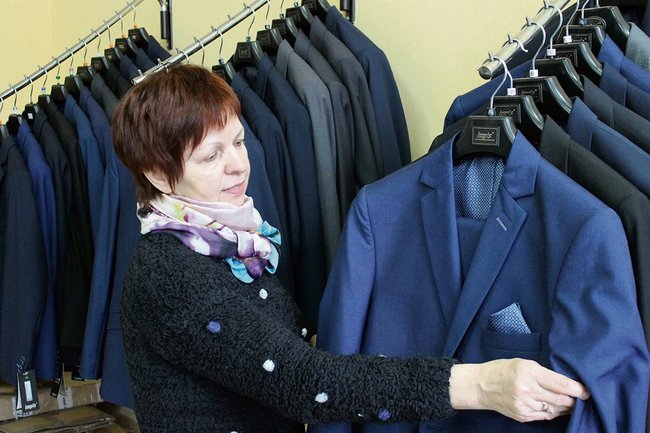Jak poinformowała Danuta Muraszew ze sklepu Artur, modne są granatowe garnitury i muchy