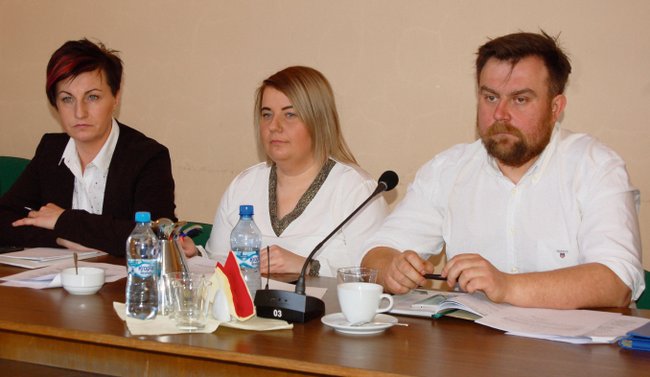 Radna Sylwia Bujak-Porębska (z lewej) poinformowała, że ulice Klonowa i Słoneczna w Przewornie nie są oznakowane. Obok radna Anna Bura i radny Michał Pakuła