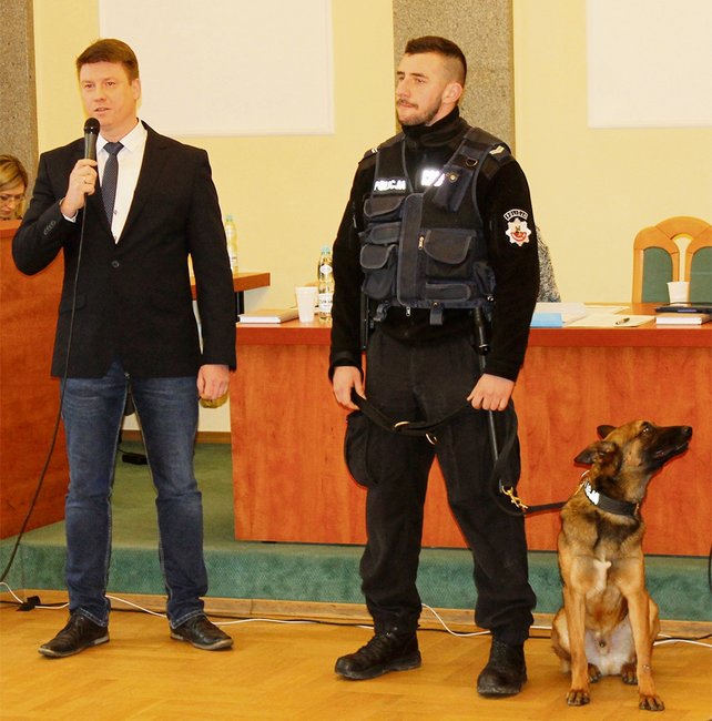 Przewodniczący RMS Ireneusz Szałajko (z lewej) przedstawił radnym st. sierż. Mateusza Jankowskiego, opiekuna psa patrolowo-tropiącego „Rambo”