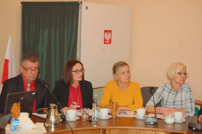 Radni ustalili wysokość zarobków wójta. Od lewej Krzysztof Hutnik, Wioletta Piątek, Izabela Kobierska i Beata Zacierka