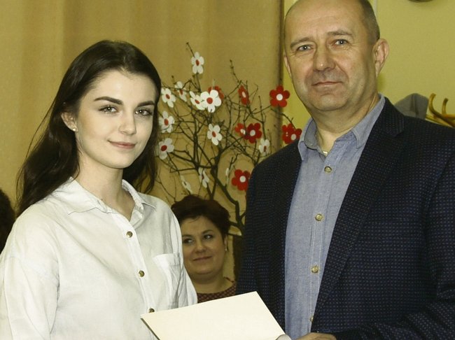 Stypendium ufundowane przez firmę Osiński i Syn otrzymała Aleksandra Rozpędowska. Obok Robert Kozuń, dyrektor CKZiU