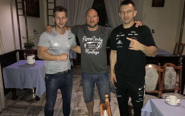 Od lewej: Jakub Chycki (trener od przygotowania fizycznego), Marcin Drużga (Boxing Klub Strzelin) oraz Tomasz Adamek