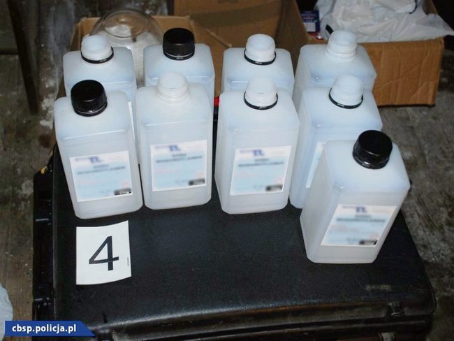 Policjanci zabezpieczyli urządzenia i odczynniki chemiczne potrzebne do produkcji amfetaminy (foto. CBŚP)