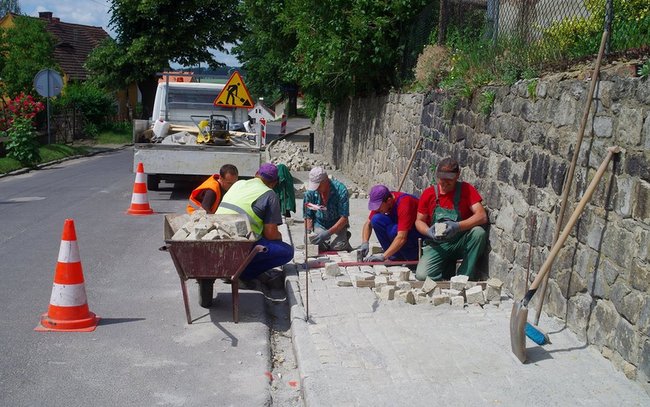 Pracownicy Powiatowego Zarządu Dróg w Strzelinie podczas przebudowy chodnika w Białym Kościele (Foto: UMiG Strzelin)
