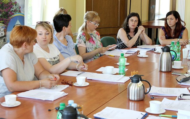Paulina Modrzyńska i Kamilla Jaworska z UMiG (od prawej) przedstawiły projekty uchwał