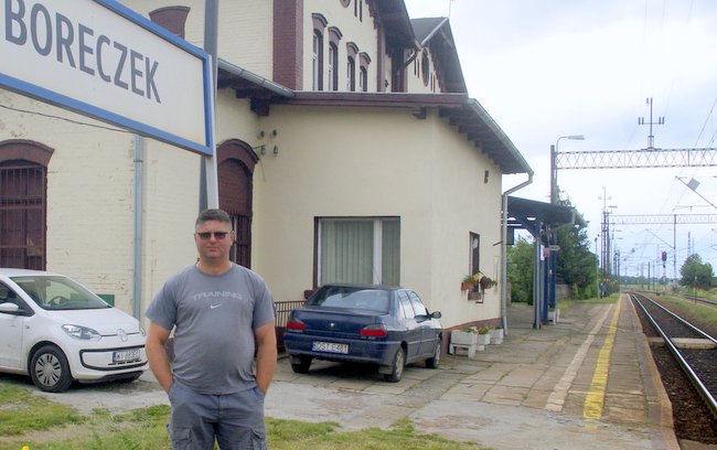 Stacja w Boreczku to prawdziwe okno na świat nie tylko tej miejscowości. Na zdjęciu Ireneusz Hewak, radny i mieszkaniec Boreczka