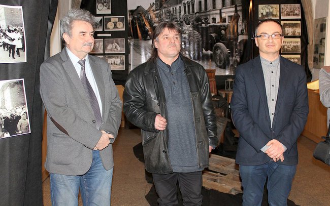 Wystawę otworzył Dariusz Stępień (z prawej), dyrektor SOK-u. Obok Bogusław Szychowiak i Piotr Rozenek