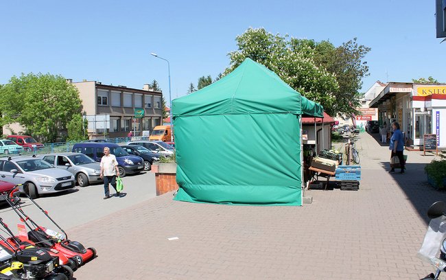 Niektórzy mieszkańcy uważają, że namiot z warzywami nie powinien stać przy ul. Wolności