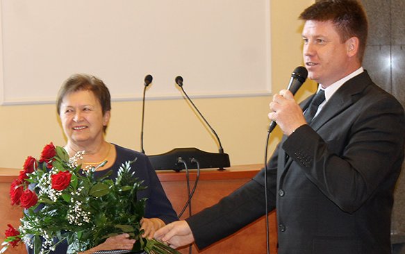 Medal za Długoletnią Służbę otrzymała Łucja Szczepańska, skarbnik Urzędu Miasta i Gminy Strzelin. Kwiaty wręczył przewodniczący RMS Ireneusz Szałajko