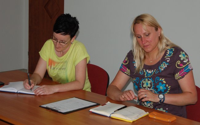  - Naszym głównym zadaniem statutowym jest szkolenie dzieci i młodzieży - powiedziała prezes Świtezi Wiązów Magdalena Krupa (z prawej). Obok radna Daniela Oleksiewicz