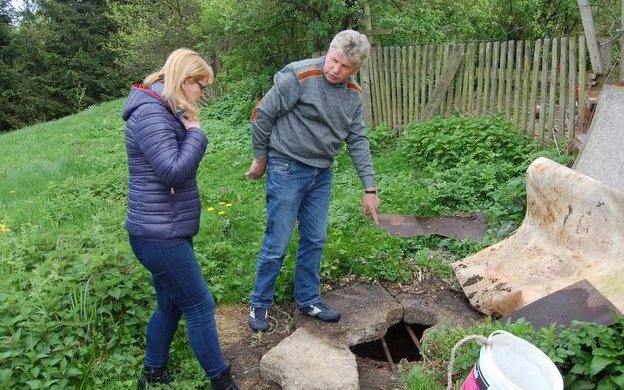 Mieszkańcy Mnikowa muszą korzystać z wody ze swoich studni. Na zdjęciu przewodnicząca rady sołeckiej Małgorzata Chomontowska i sołtys Ryszard Przyszlak