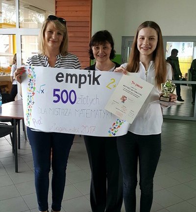 Zwycięstwo w konkursie to zasłużony sukces Gabrysi (z prawej), z którego cieszyła się również Katarzyna Ryba, nauczycielka matematyki laureatki (z lewej)