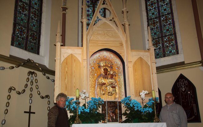 Radny Damian Długosz (z prawej) i sołtys Mnikowa Ryszard Przyszlak przy własnoręcznie wykonanym ołtarzu w kościele pw. Narodzenia Najświętszej Maryi Panny w Sarbach