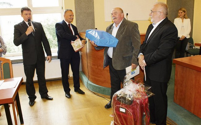 Kazimierz Sęga, były kierownik CUKiT-u, Konstanty Sikorski i Bogusław Umiński z UMiG (z prawej) otrzymali podziękowania w związku z przejściem na emeryturę