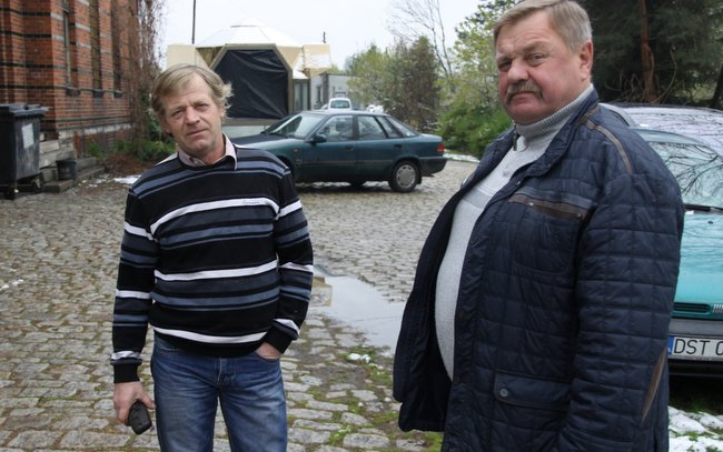   Jan Żuryński (po lewej) mieszka na byłej stacji PKP w Przewornie i odkąd pamięta stan techniczny budynku był fatalny (po prawej zaangażowany w sprawę sołtys Przeworna Ludwik Hrycak)