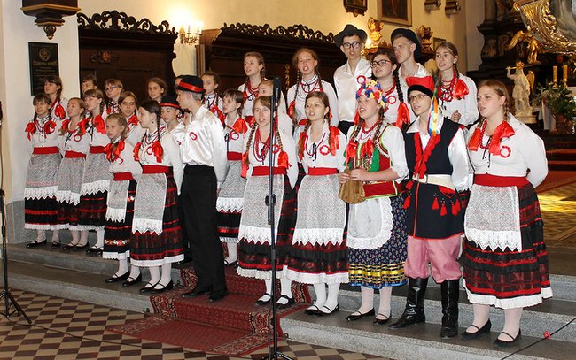 W parafii pw. Podwyższenia Krzyża Świętego w Strzelinie wystąpił zespół folklorystyczny „Podolski Kwiat”