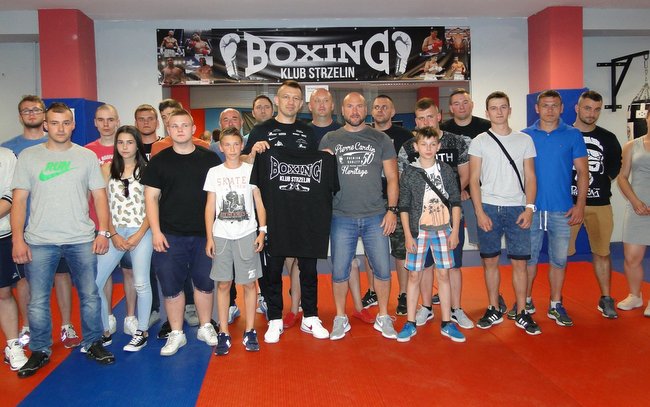 Zawodnicy Boxing Klub Strzelin z Tomaszem Adamkiem