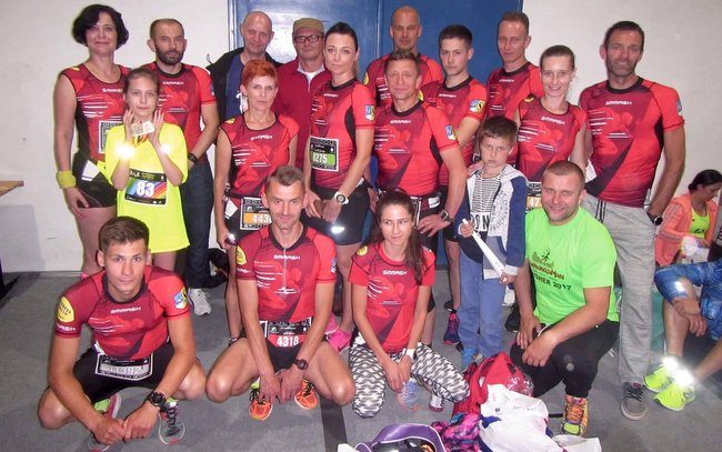 Członkowie i sympatycy Strzelińskiego Klubu Biegacza „Granit” tuż przed startem w Nocnym Wrocławskim Półmaratonie