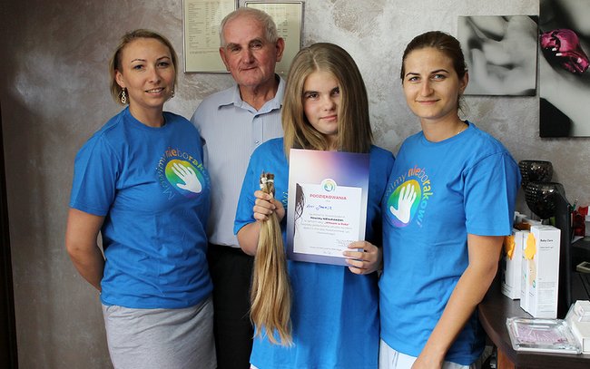 Tuż po ścięciu włosów Ania Janusz, która odwiedziła salon ze swoim dziadkiem Zenonem Rogotowiczem, otrzymała dyplom. Obok fryzjerki Paulina Rymarczyk (z lewej) i Klaudia Wilman