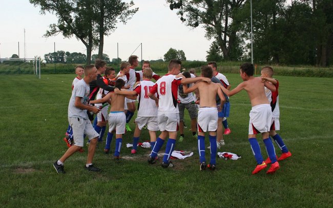 Radość młodzików Świtezi po wywalczeniu mistrzostwa ligi terenowej