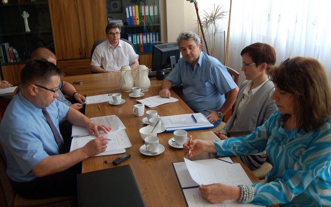 Dyrektor Poradni Psychologiczno-Pedagogicznej w Strzelinie Elżbieta Kasprzyszak (z prawej) przedstawiła radnym sprawozdanie z działalności placówki