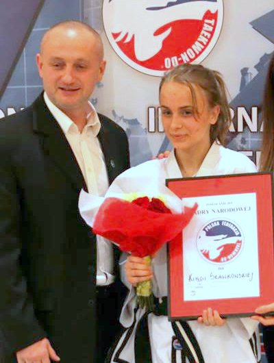 Kinga Sławkowska (w środku) z nominacją do kadry narodowej taekwondo