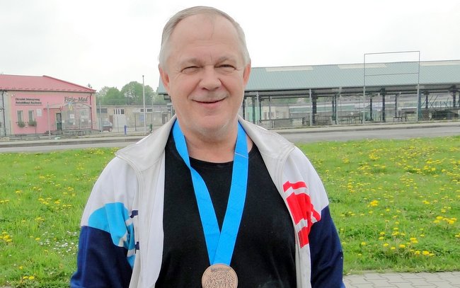 Mirosław Życzkowski z medalem z olimpiady Masters