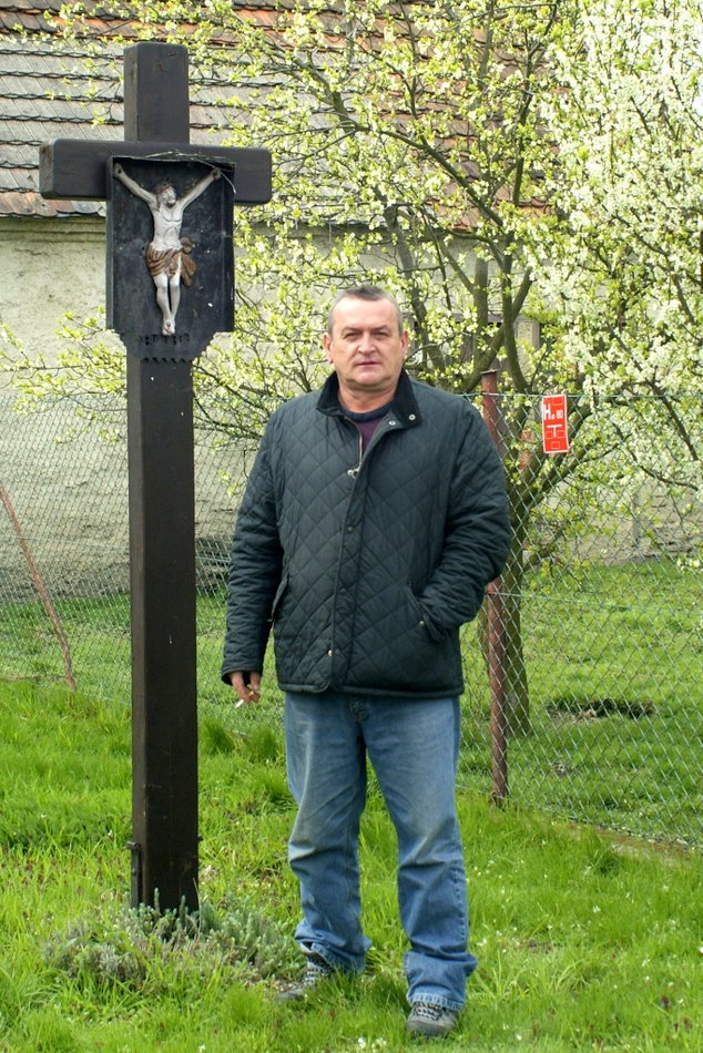 Krzyż napoleoński w Kucharzowicach (obok Czesław Maraj)