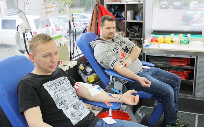 - Zazwyczaj staram się oddawać krew co dwa miesiące - mówił Tomasz Prymak (z prawej) 