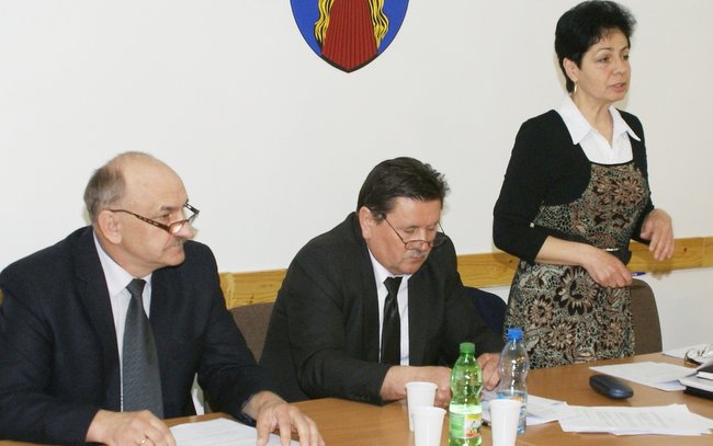 Obrady prowadziła przewodnicząca Grażyna Kosińska. Obok wiceprzewodniczący Marian Pogoda i Krzysztof Chaberski (z lewej)