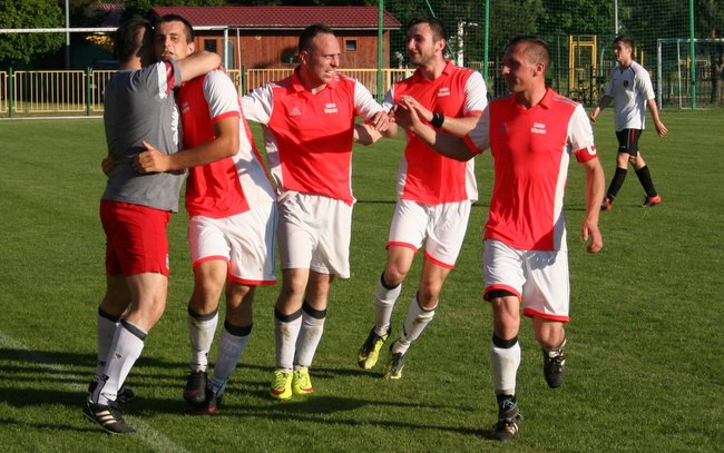 Dariusz Buszta odbiera gratulacje po zdobyciu gola