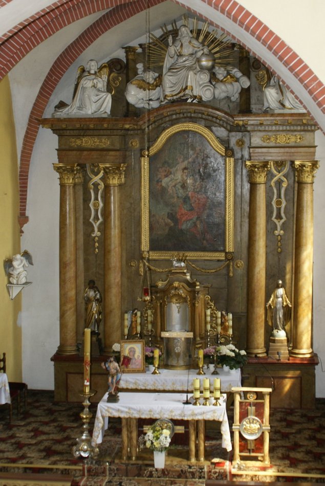 Apoteoza św. Andrzeja zdobi główny ołtarz w kucharzowickiej świątyni