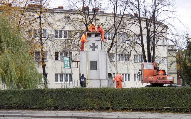Pracownicy ZUBB demontują pomnik na pl. 1 Maja. Foto: Zb. Kazimierowicz