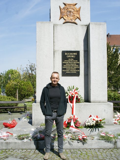 Mariusz Musiałowski na tle ważącego 75 ton pomnika, który firma ZUBB przeniosła z pl. 1 Maja
