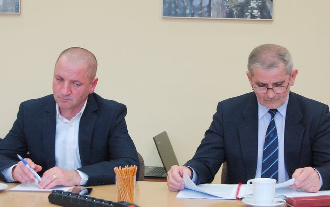 Radny Zdzisław Rykała (z prawej) złożył wniosek o zakończenie dyskusji na temat uchwały o przekazaniu dróg