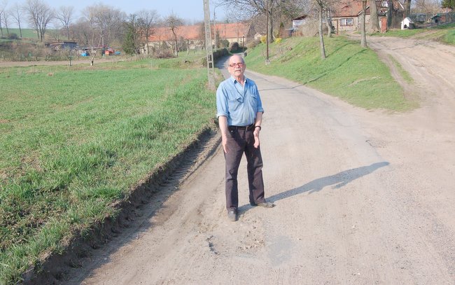 Kazimierz Fehr z Sadowic narzeka na zły stan drogi w jego miejscowości