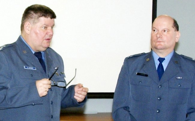 Zaproszonych gości przywitał ppłk Robert Stasz (z lewej), obok mjr Jan Rykieta