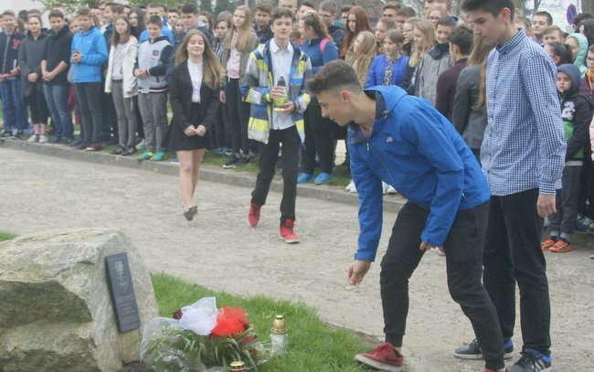 Uczniowie zapalili przed obeliskiem znicze, a kwiaty złożył wójt Waldemar Grochowski