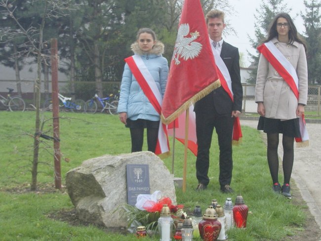 Poczet sztandarowy przy obelisku i „Dębie Pamięci” w Borowie
