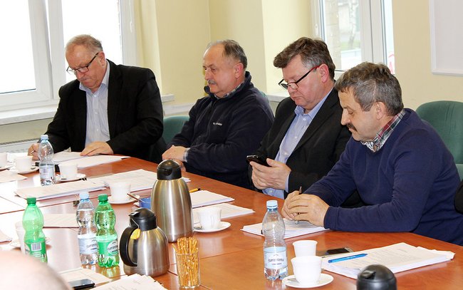 Na spotkaniu dyskutowano o zamianie działek w Mikoszowie i Białym Kościele oraz kupnie lokalu w Gębicach. Wiąże się to z powstaniem świetlic wiejskich