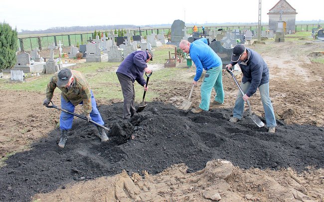 Mieszkańcy wspólnie porządkowali teren cmentarza, a w planach są nowe nasadzenia