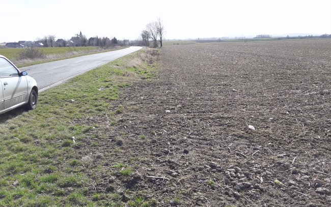 Rolnicy podczas wykonywania prac polowych często orają rowy i pobocza. Zdjęcie zostało zrobione w Witowicach w gminie Wiązów