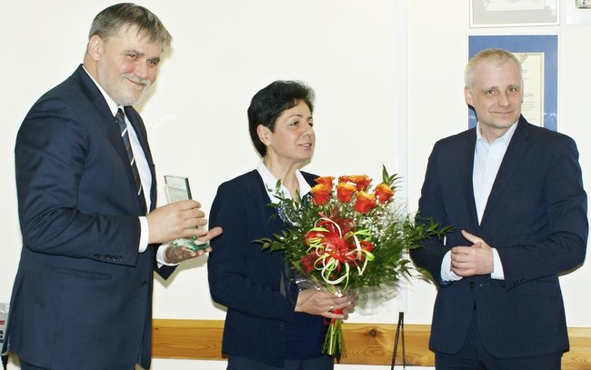 Grażyna Kosińska wręczyła Piotrowi Babiarzowi kwiaty, a wójt Waldemar Grochowski (po lewej) pamiątkową statuetkę